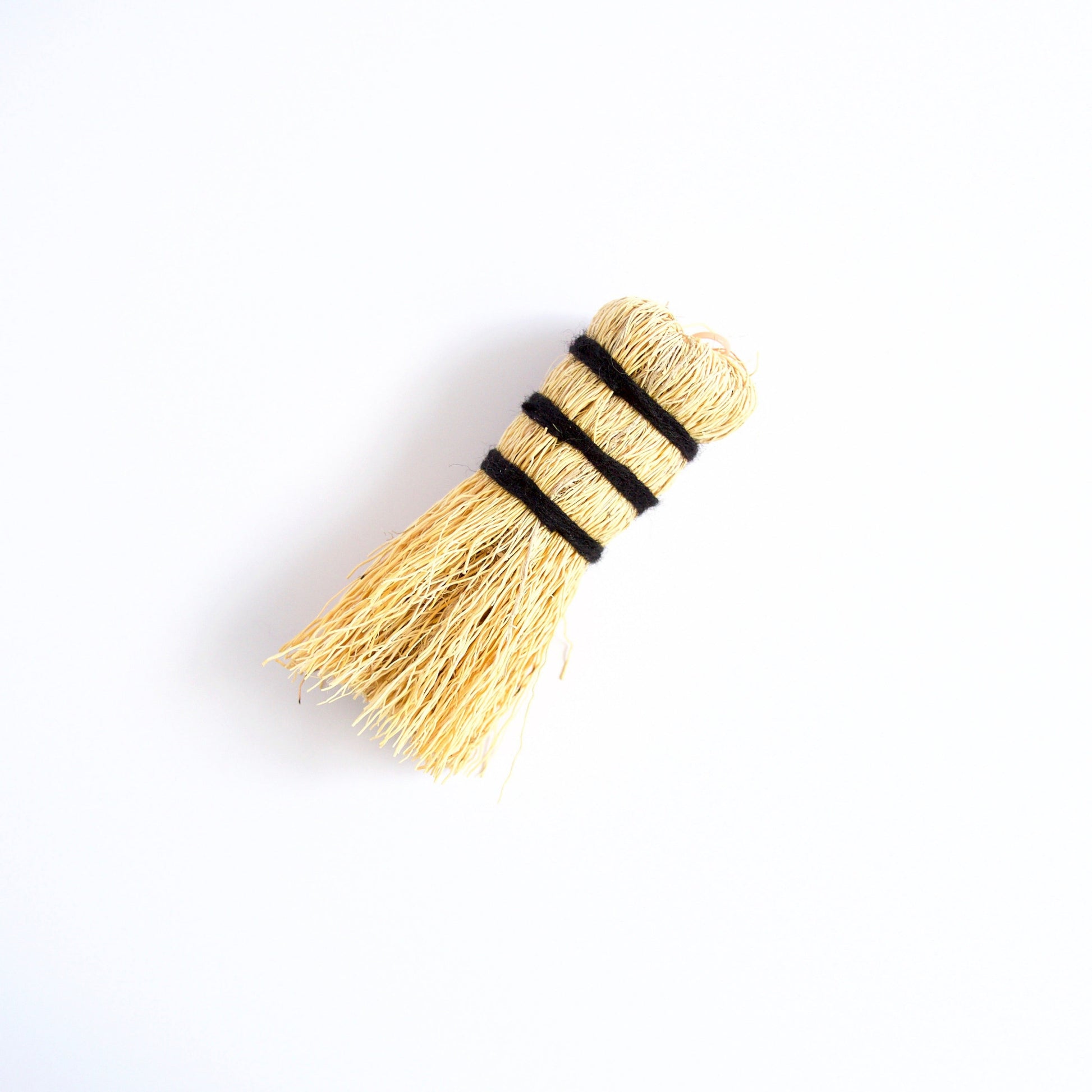 Escobeta de raiz Mexican dish scrubber made from plant roots wrapped in black wool yarn