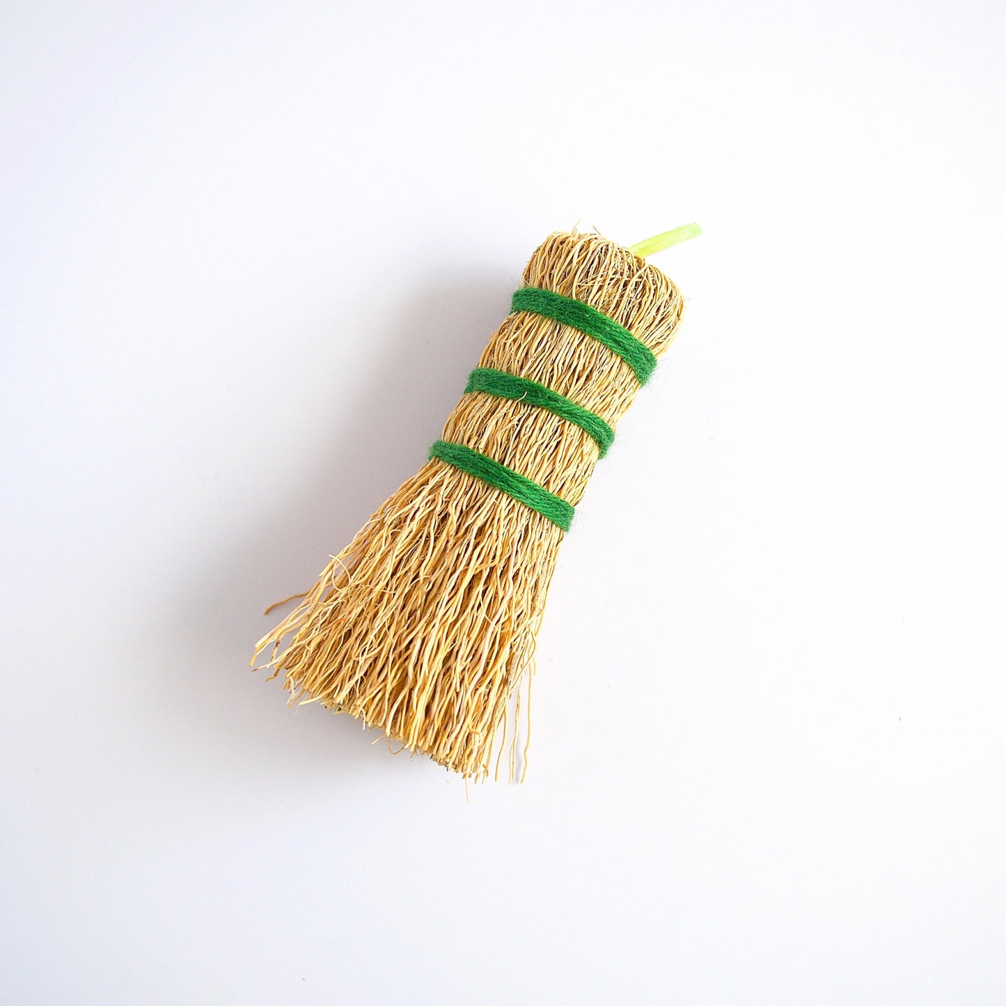 Escobeta de raiz Mexican dish scrubber made from plant roots wrapped in green wool yarn